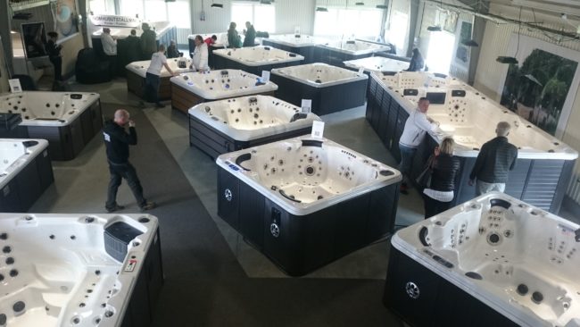 Vi visar pooler och spabad och pooltak