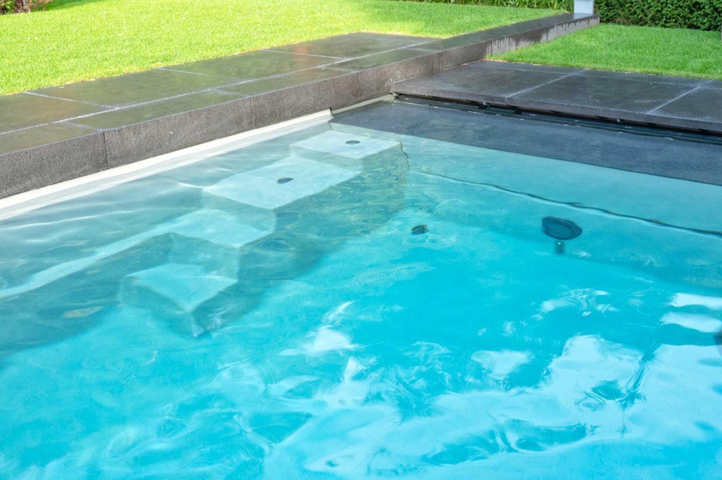 XL-Lounger glasfiber pool med trappa från Compasspools